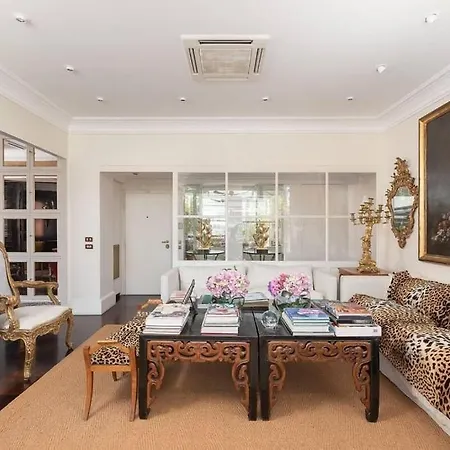 Luxurious Penthouse Surrounded By Panoramic Terraces דירה *