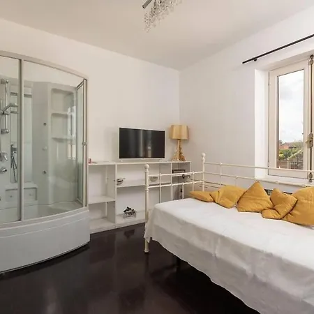 Luxurious Penthouse Surrounded By Panoramic Terraces דירה